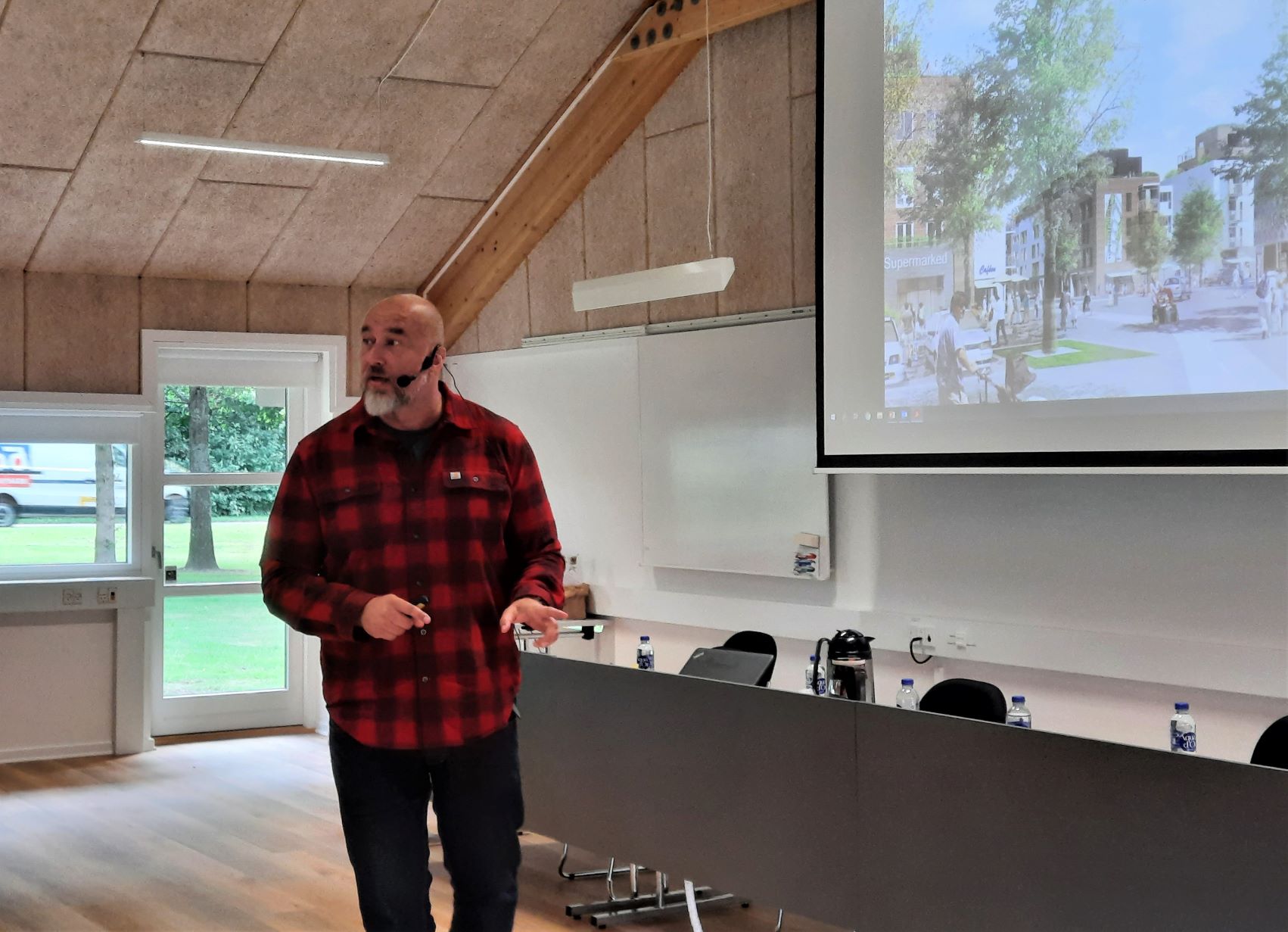 Niels Bjørn forklarer, hvad der skal til for at udvikle udsatte boligområder.