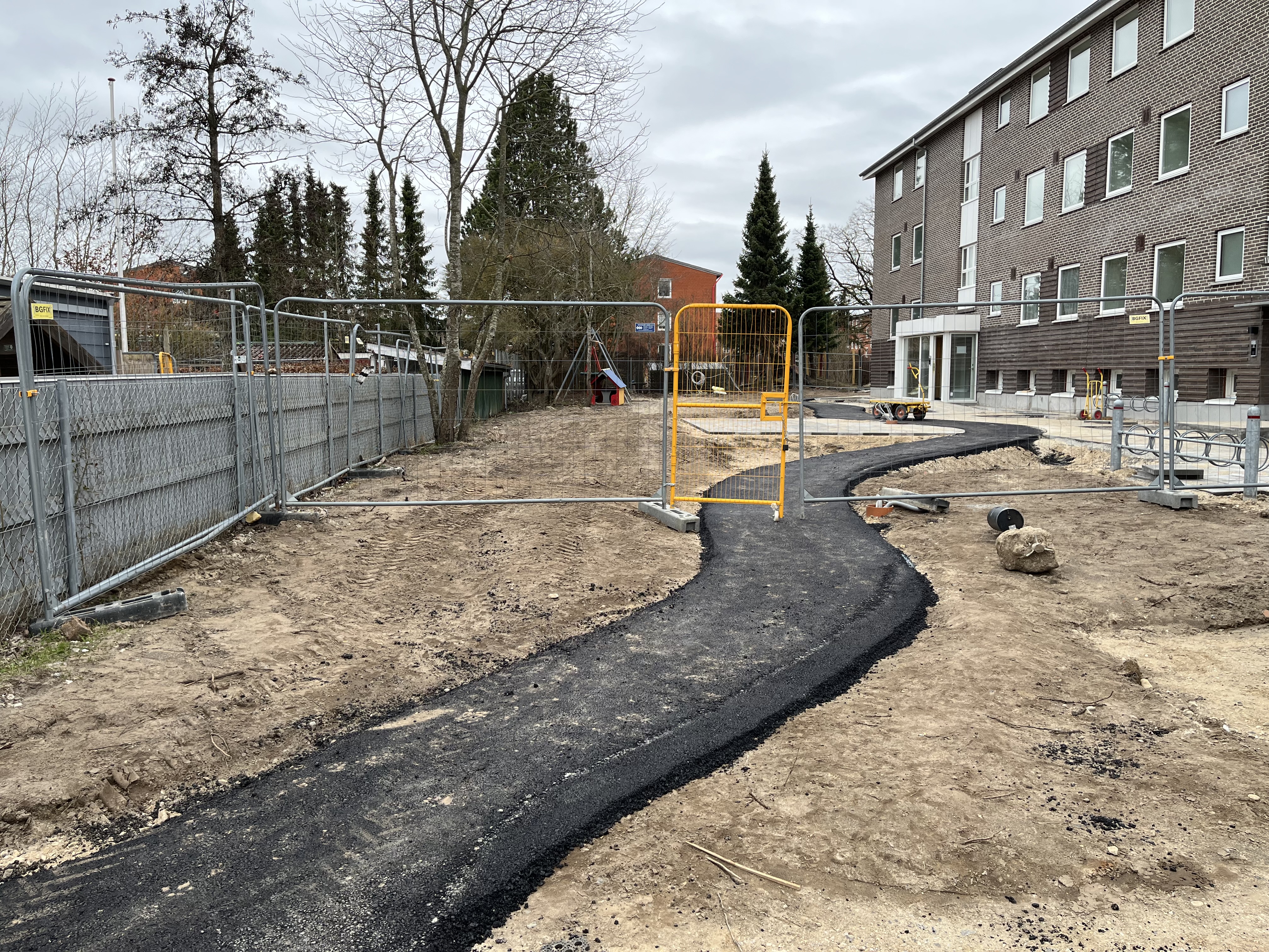 Asfaltarbejde på stiforløbet gennem området.