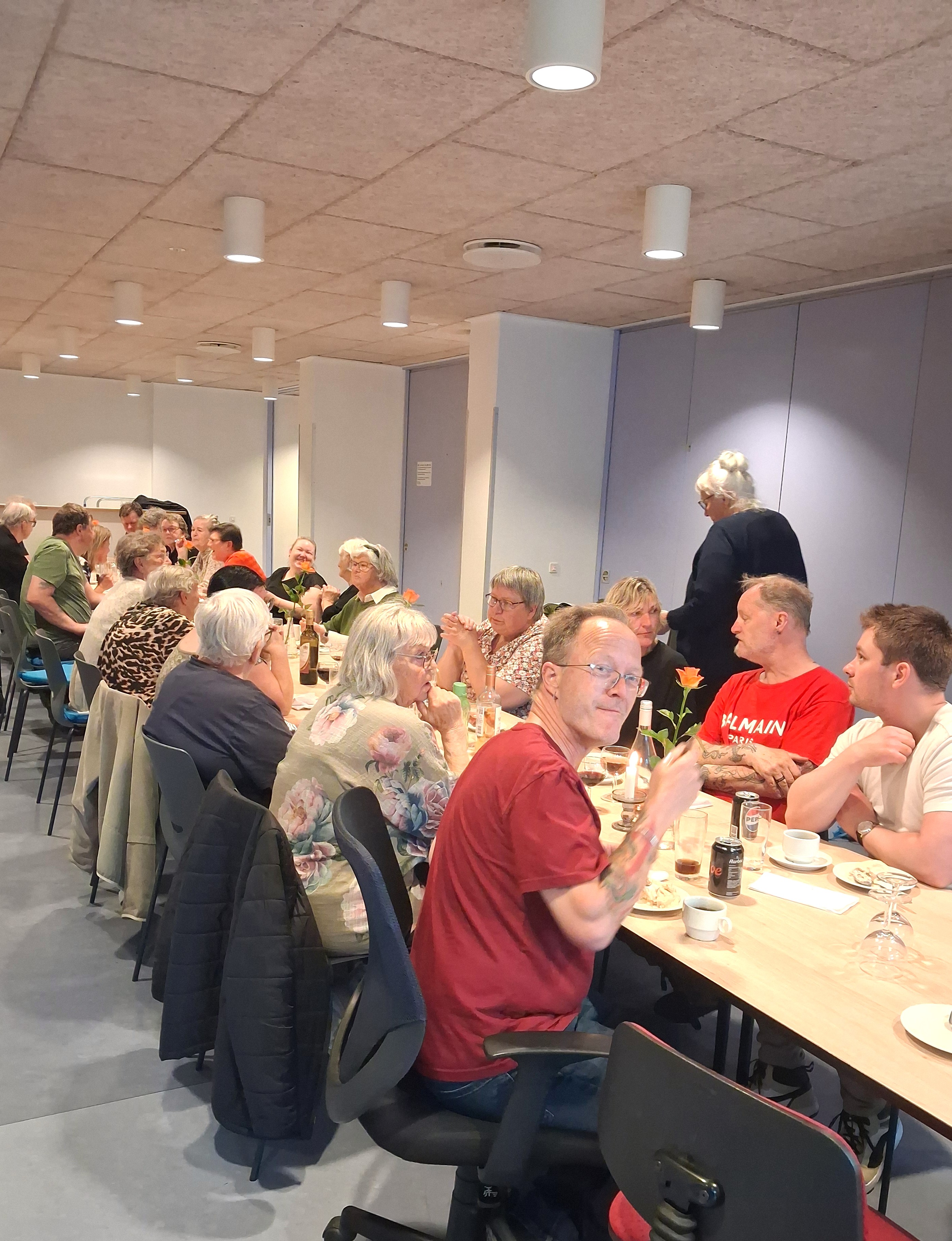 Snakken gik livligt rundt om bordene.
